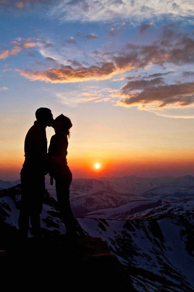 Обои горы, ona, закат, романтика, пара, поцелуй, на, nebo, gory, poceluj, lyubov, mountains, sunset, romance, pair, kiss, on разрешение 2560x1700 Загрузить