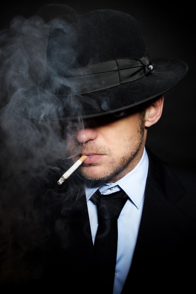 Обои черный фон, костюм, мужчина, сигарета, шляпа, галстук, black background, costume, male, cigarette, hat, tie разрешение 2880x1800 Загрузить