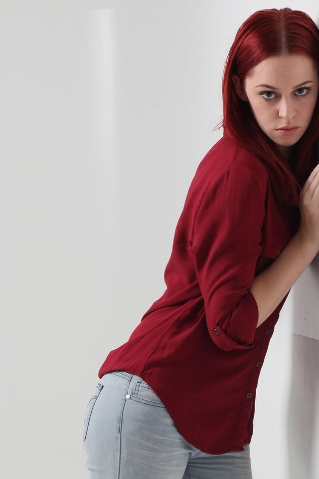 Обои девушка, стена, модель, джинсы, гламур, рыжеволосая, girl, wall, model, jeans, glamour, redhead разрешение 1920x1080 Загрузить