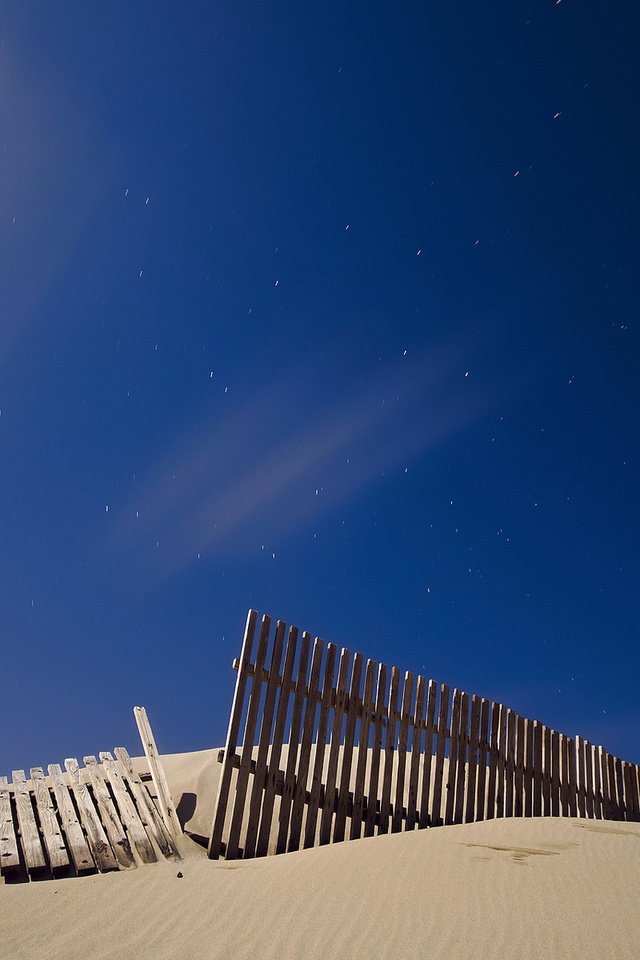 Обои небо, ночь, звезды, песок, забор, the sky, night, stars, sand, the fence разрешение 1920x1200 Загрузить