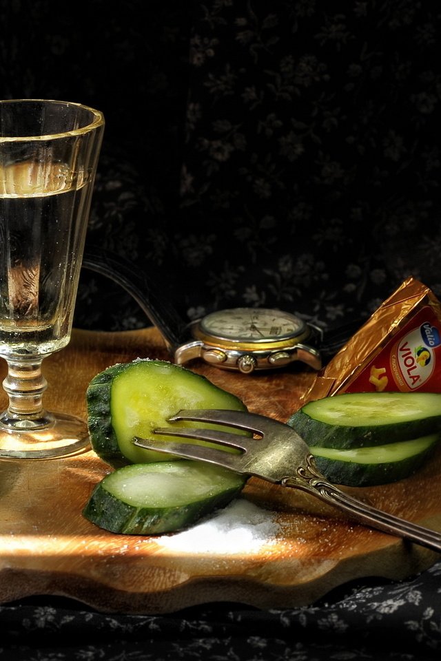 Обои водка, огурец, рюмка, vodka, cucumber, glass разрешение 2560x1440 Загрузить