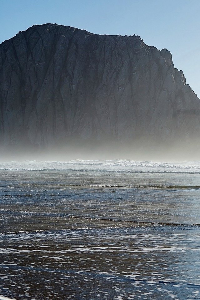 Обои вода, гора, природа, даль, пейзаж, неба, море, скала, туман, песок, пляж, water, mountain, nature, dal, landscape, sky, sea, rock, fog, sand, beach разрешение 2560x1440 Загрузить