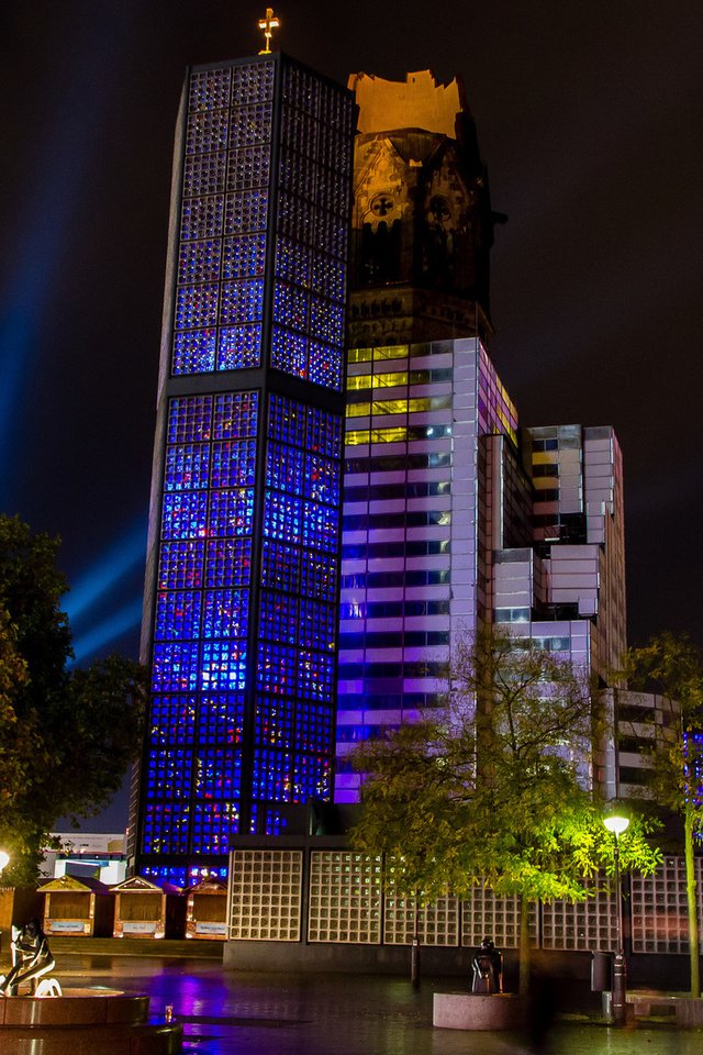 Обои ночь, церковь, германия, берлин, 2013, berlin festival of lights, deutschland, мемориальная церковь кайзера вильгельма, breitscheidplatz, площадь брайтшайдплац, night, church, germany, berlin, the memorial church of kaiser wilhelm, square breitscheidplatz разрешение 1920x1200 Загрузить