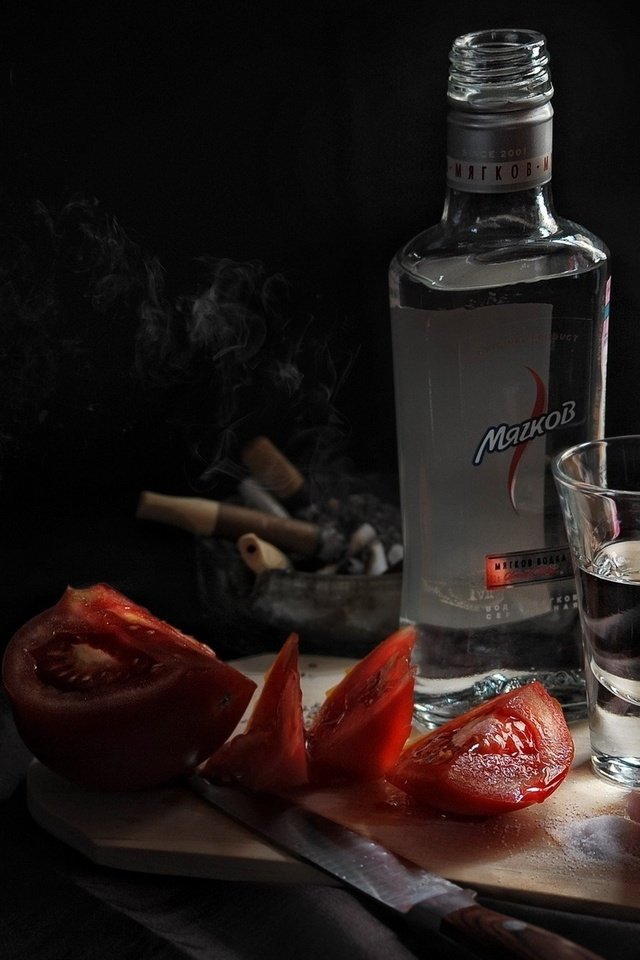 Обои доска, нож, водка, помидоры, рюмка, board, knife, vodka, tomatoes, glass разрешение 1920x1200 Загрузить