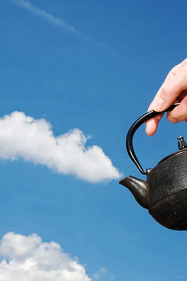 Обои небо, облака, рука, чайник, the sky, clouds, hand, kettle разрешение 2560x1600 Загрузить