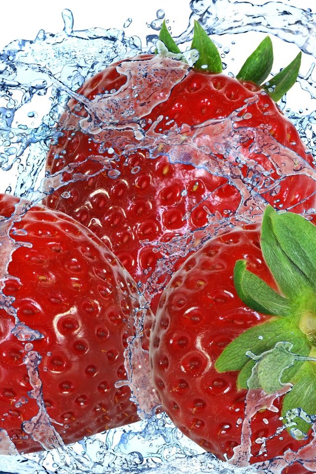 Обои вода, капли, клубника, брызги, ягоды, всплеск, парное, water, drops, strawberry, squirt, berries, splash, fresh разрешение 2880x1800 Загрузить