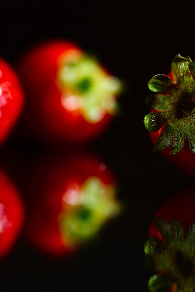 Обои отражение, красная, клубника, черный фон, ягоды, reflection, red, strawberry, black background, berries разрешение 2560x1600 Загрузить