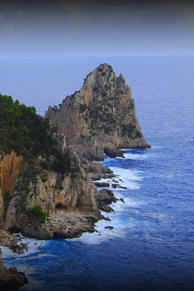 Обои скалы, пейзаж, море, италия, остров капри, rocks, landscape, sea, italy, the island of capri разрешение 2475x1650 Загрузить