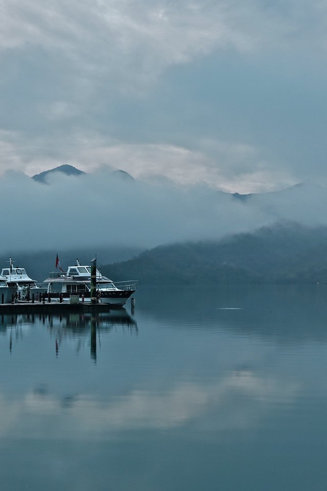 Обои горы, туман, лодки, залив, mountains, fog, boats, bay разрешение 2048x1144 Загрузить