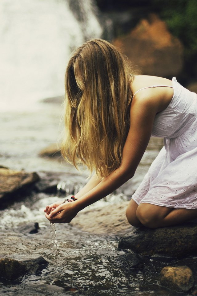 Обои вода, камни, девушка, блондинка, ручей, water, stones, girl, blonde, stream разрешение 2560x1600 Загрузить