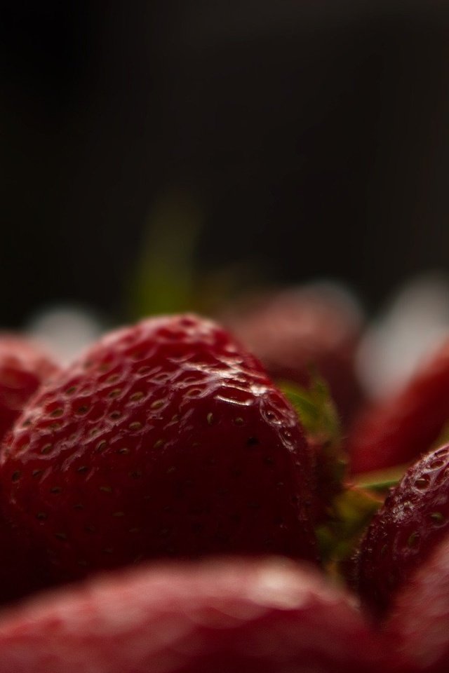 Обои ягода, клубника, размытость, черный фон, berry, strawberry, blur, black background разрешение 1920x1200 Загрузить