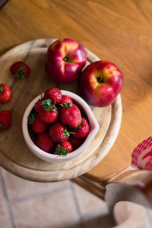 Обои вид сверху, фрукты, клубника, стул, ягоды, полотенце, нектарин, the view from the top, fruit, strawberry, chair, berries, towel, nectarine разрешение 4608x3072 Загрузить