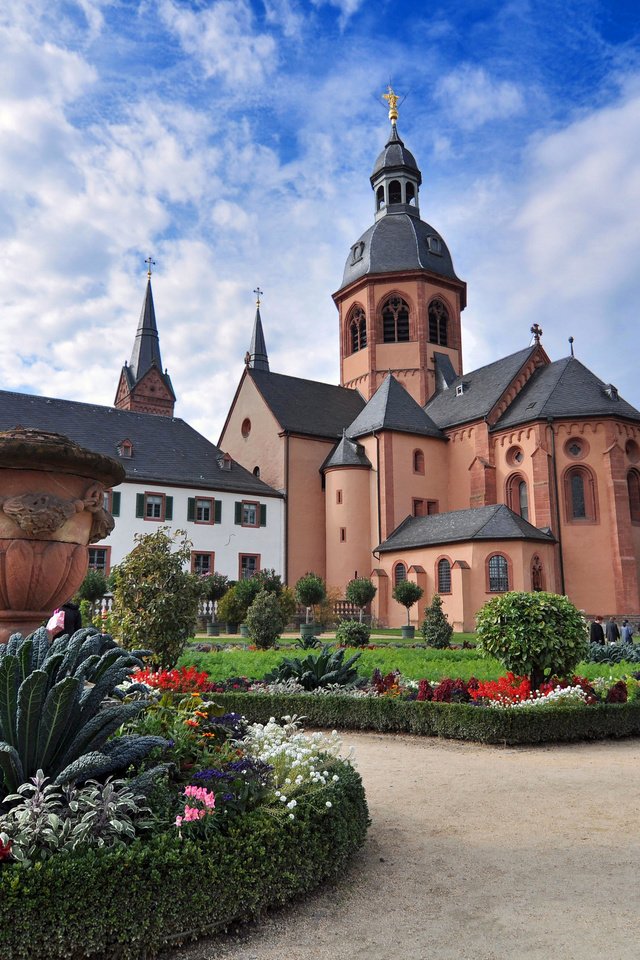 Обои цветы, собор, германия, клумба, клумбы, зелигенштадт, flowers, cathedral, germany, flowerbed, beds, seligenstadt разрешение 3264x2168 Загрузить