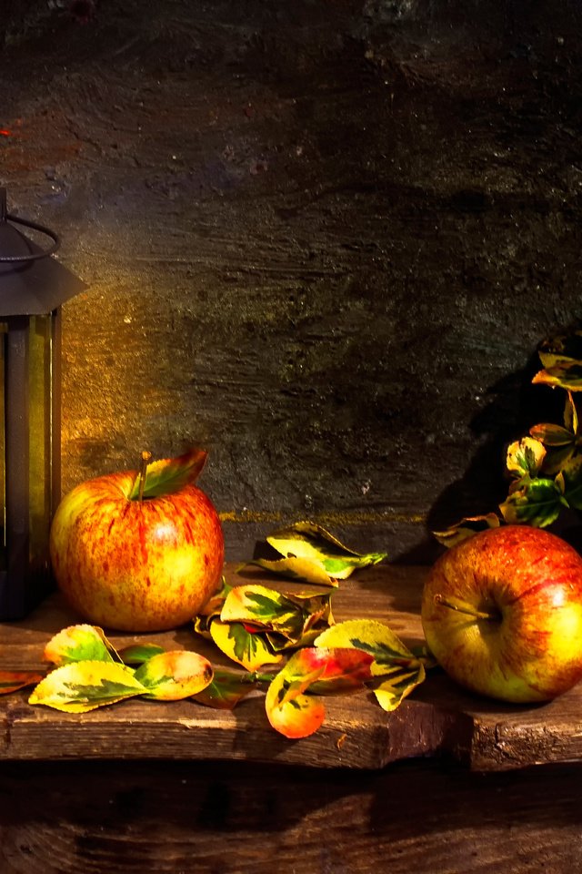 Обои листья, фрукты, яблоки, стол, фонарь, свеча, кувшин, натюрморт, leaves, fruit, apples, table, lantern, candle, pitcher, still life разрешение 2048x1366 Загрузить