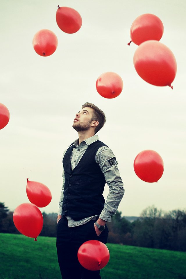 Обои небо, настроение, парень, воздушные шарики, the sky, mood, guy, balloons разрешение 2000x1328 Загрузить