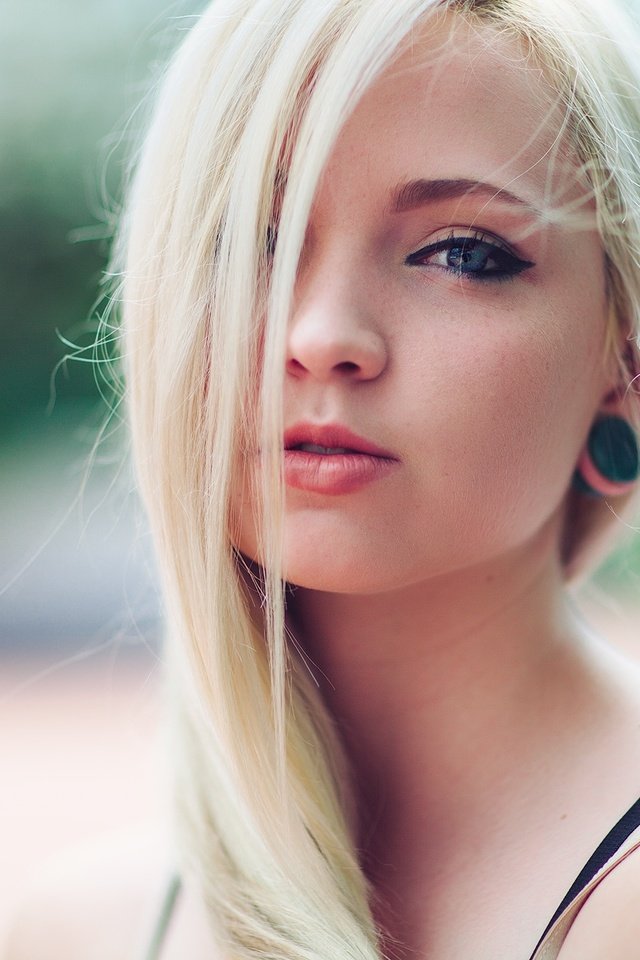 Обои глаза, блондинка, тату, фотограф, губы, лицо, девушка., aaron woodall, eyes, blonde, tattoo, photographer, lips, face, girl. разрешение 2048x1365 Загрузить