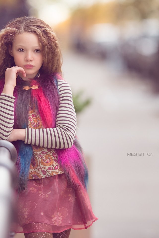 Обои взгляд, дети, девочка, улица, волосы, look, children, girl, street, hair разрешение 2048x1395 Загрузить