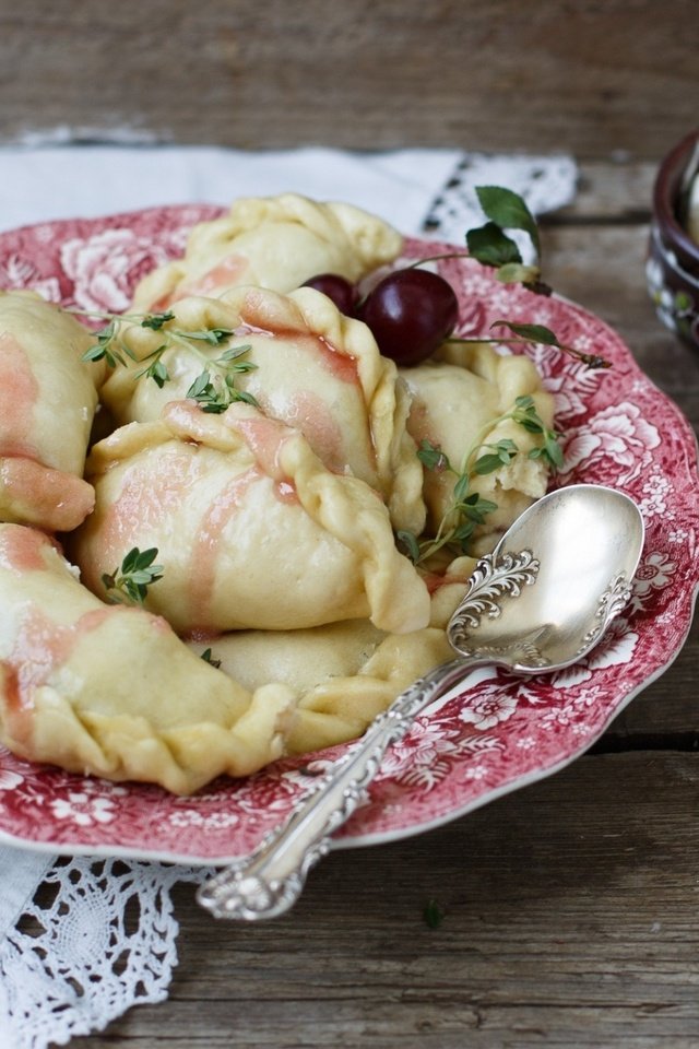 Обои вишни, тарелка, ложка, творог, вареники, cherry, plate, spoon, cheese, dumplings разрешение 1920x1465 Загрузить