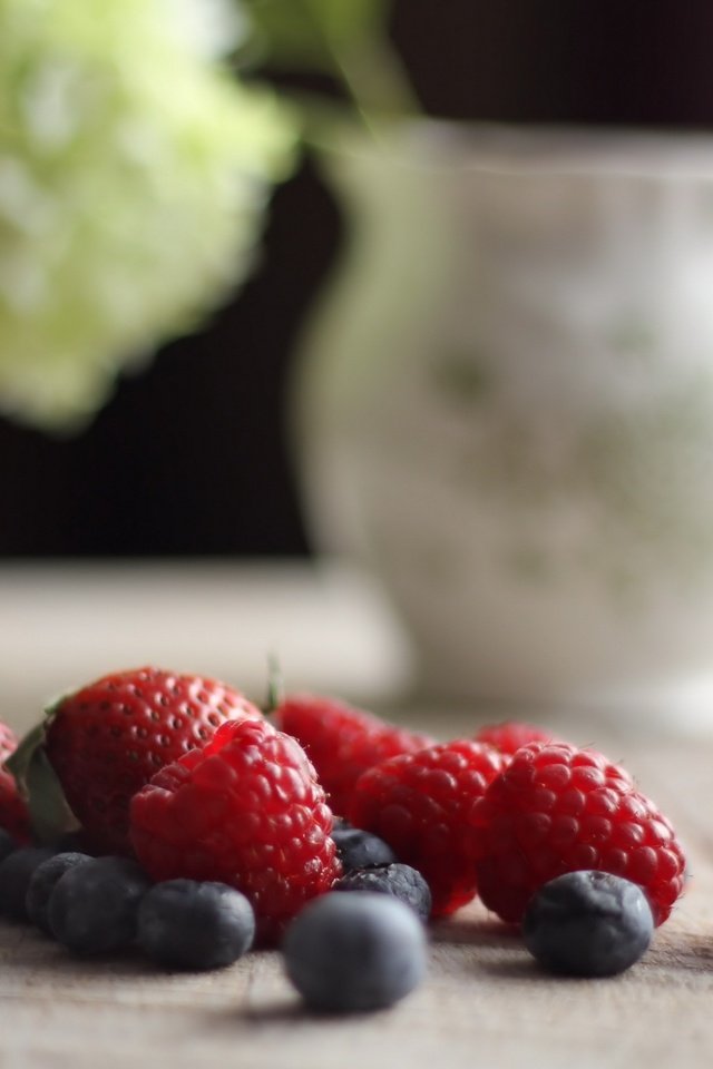 Обои цветы, малина, стол, ягоды, черника, ваза, flowers, raspberry, table, berries, blueberries, vase разрешение 2560x1707 Загрузить