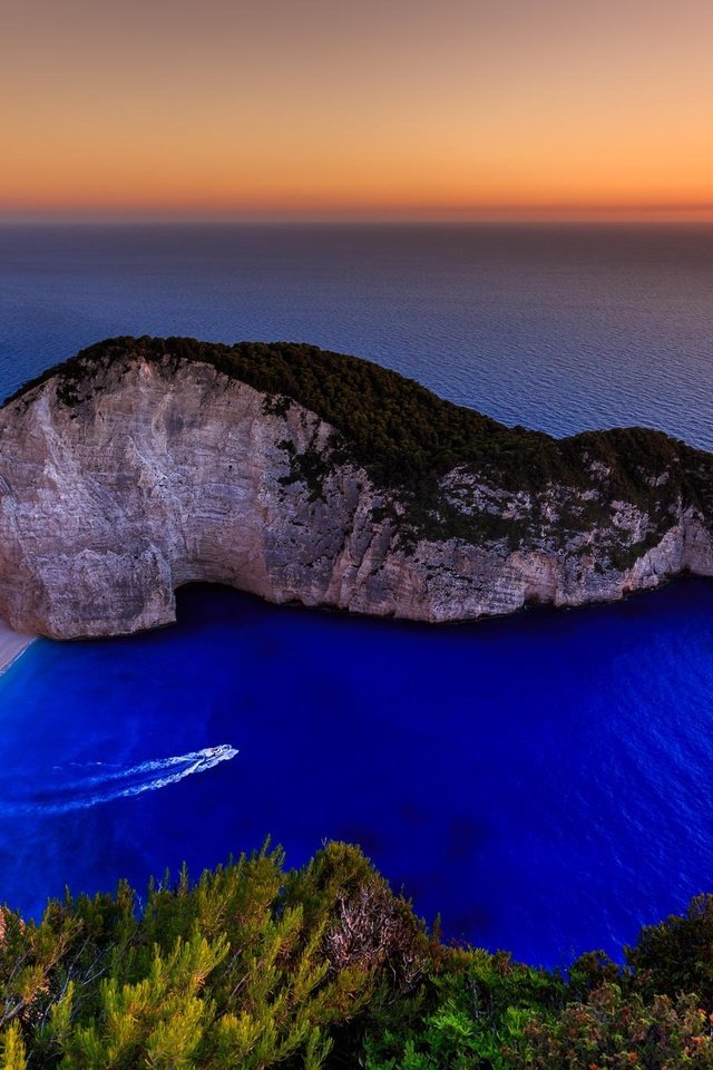 Обои скалы, море, пляж, остров, греция, ionian islands, navagio, rocks, sea, beach, island, greece разрешение 2048x1365 Загрузить