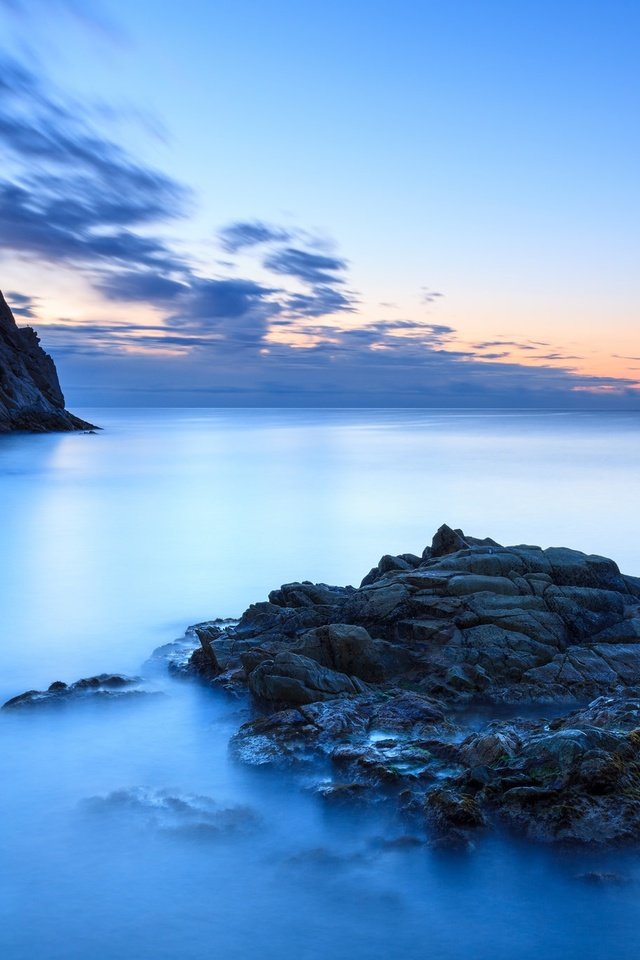 Обои небо, облака, вечер, скалы, камни, море, the sky, clouds, the evening, rocks, stones, sea разрешение 2048x1365 Загрузить