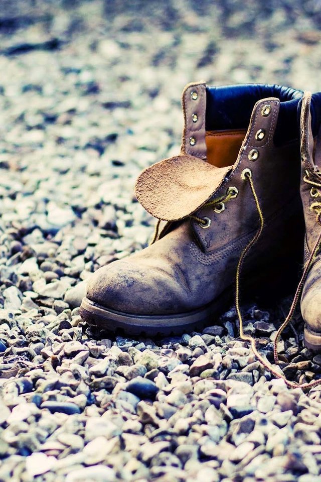 Обои камни, обувь, ботинки, шнурки, башмаки, stones, shoes, laces разрешение 1920x1200 Загрузить