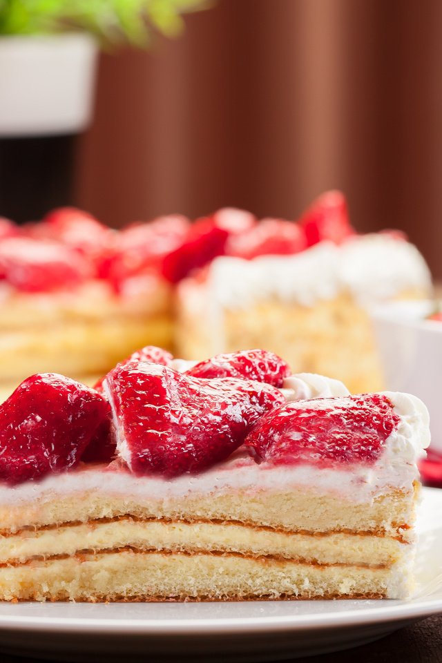 Обои крем для торта, клубника, ягоды, сливки, торт, пирожное, кусочек, cream cake, strawberry, berries, cream, cake, piece разрешение 2560x1600 Загрузить
