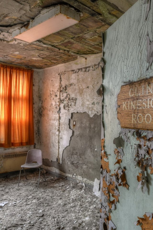 Обои шторы, стул, комната, стены, окно, заброшенное, curtains, chair, room, wall, window, abandoned разрешение 2047x1249 Загрузить