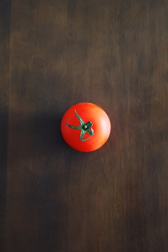 Обои фон, стол, красный, минимализм, тень, овощи, помидор, томат, background, table, red, minimalism, shadow, vegetables, tomato разрешение 2560x1600 Загрузить