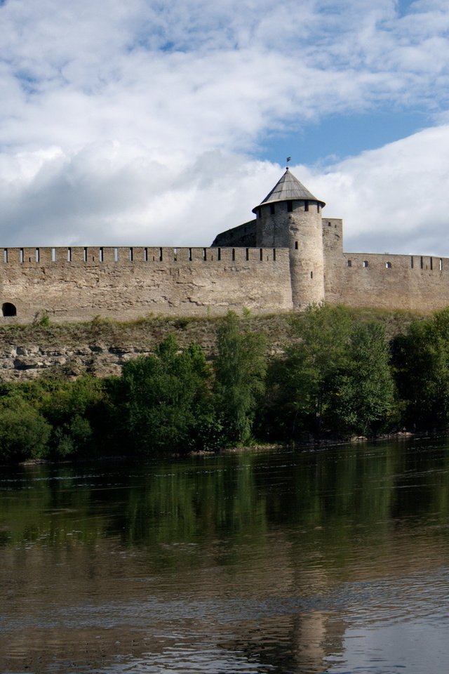 Обои небо, облака, река, крепость, ивангород, the sky, clouds, river, fortress, ivangorod разрешение 1920x1200 Загрузить