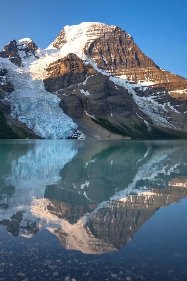 Обои озеро, горы, скалы, снег, отражение, канада, mount robson provincial park, berg lake, lake, mountains, rocks, snow, reflection, canada разрешение 2048x1367 Загрузить
