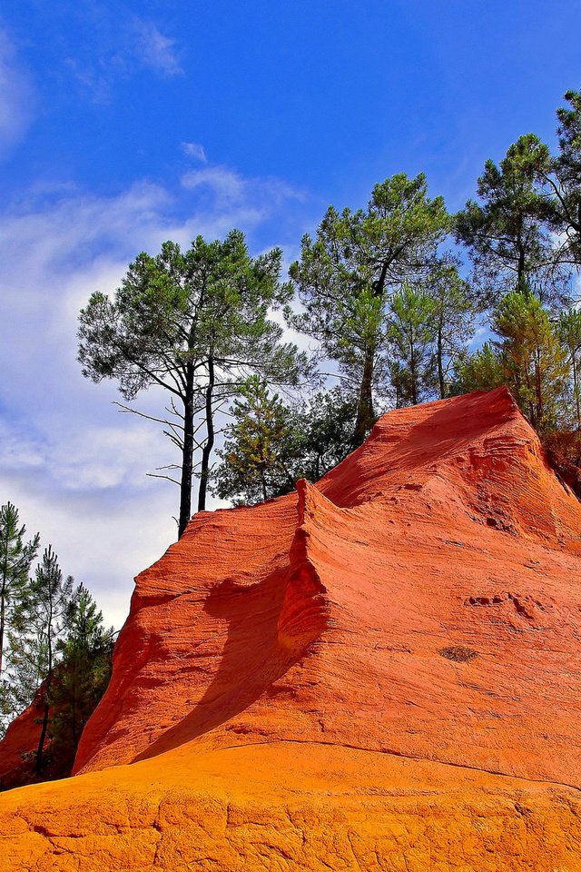 Обои небо, деревья, скала, гора, краски, the sky, trees, rock, mountain, paint разрешение 2048x1145 Загрузить