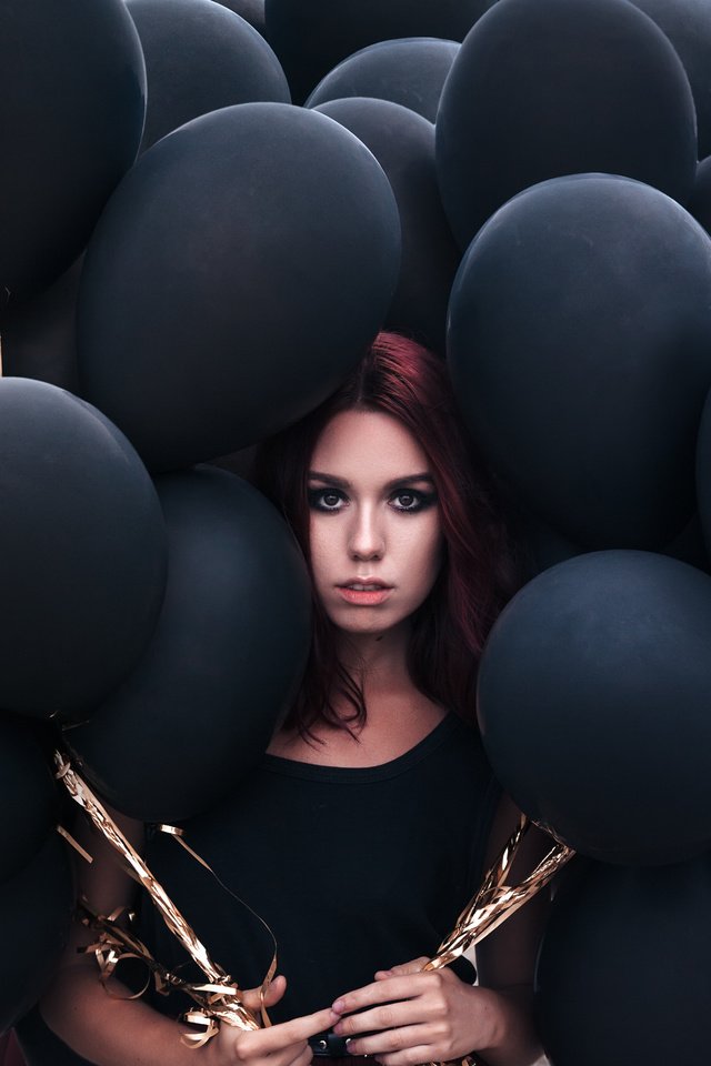 Обои девушка, взгляд, воздушные шарики, рыжеволосая, girl, look, balloons, redhead разрешение 5486x3657 Загрузить