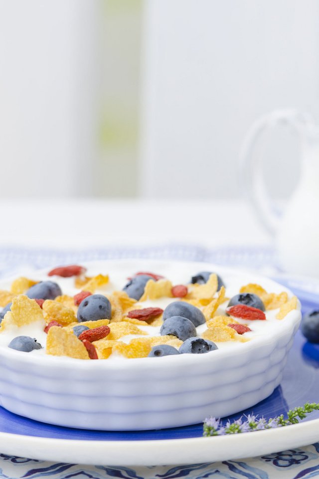 Обои ягоды, завтрак, молоко, хлопья, изюм, berries, breakfast, milk, cereal, raisins разрешение 2048x1536 Загрузить