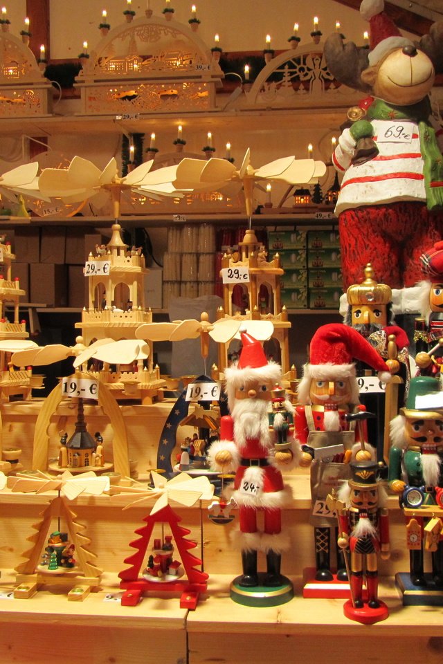 Обои новый год, игрушки, санта клаус, ярмарка, карусели, щелкунчик, рождественская ярмарка, new year, toys, santa claus, fair, the carousel, the nutcracker разрешение 4320x3240 Загрузить