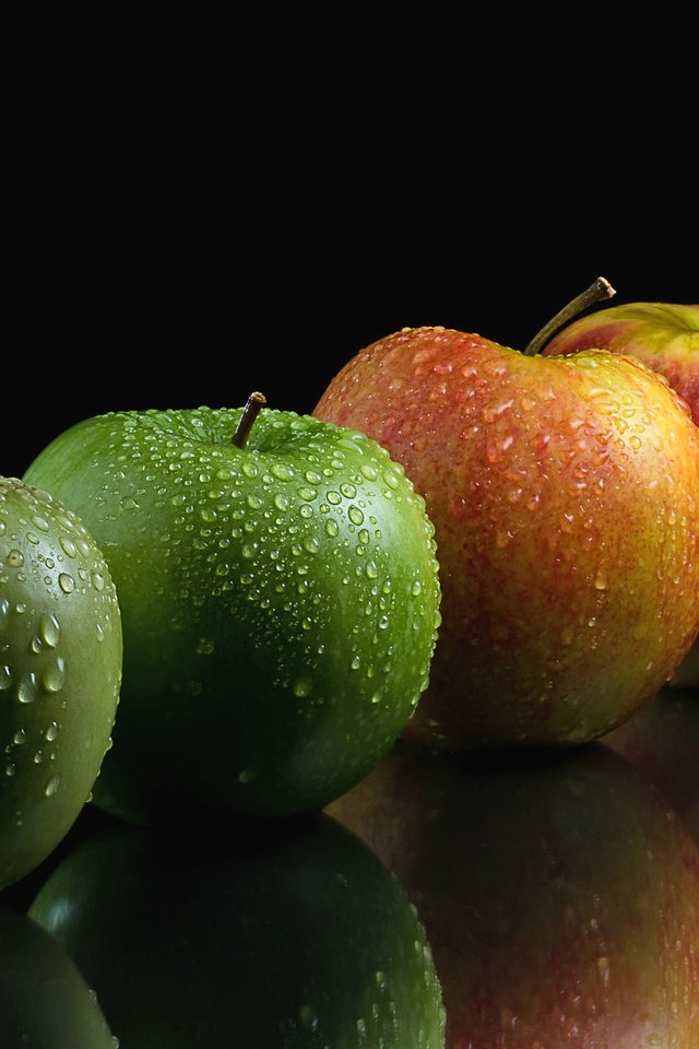 Обои вода, капли, фрукты, яблоки, черный фон, water, drops, fruit, apples, black background разрешение 2048x1260 Загрузить