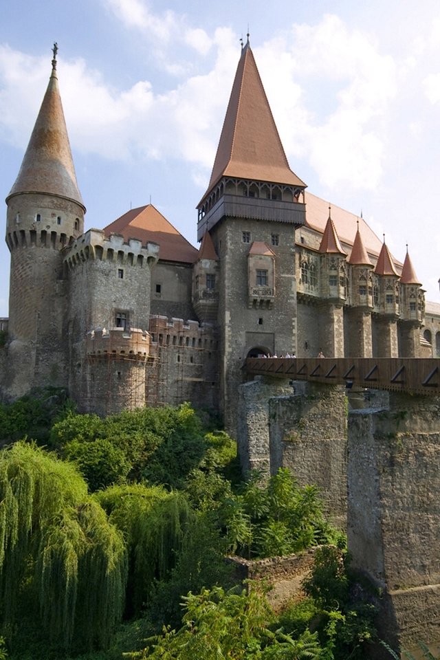 Обои небо, замок корвинов, облака, хуньяди, деревья, corvin castle, река, мост, замок, крепость, трансильвания, the sky, the corvin castle, clouds, hunyadi, trees, river, bridge, castle, fortress, transylvania разрешение 2560x1600 Загрузить