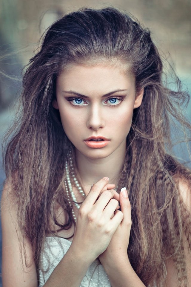 Обои девушка, портрет, модель, голубые глаза, жемчуг, длинные волосы, жемчужное ожерелье., girl, portrait, model, blue eyes, pearl, long hair, pearl necklace. разрешение 2048x1363 Загрузить