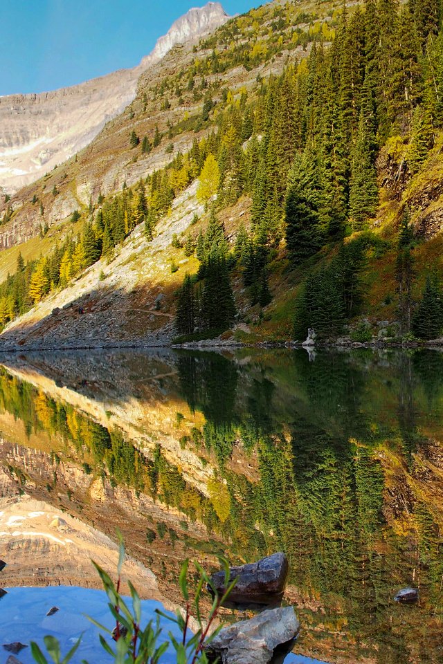 Обои вода, озеро, горы, скалы, отражение, канада, альберта, банф, water, lake, mountains, rocks, reflection, canada, albert, banff разрешение 3200x2000 Загрузить