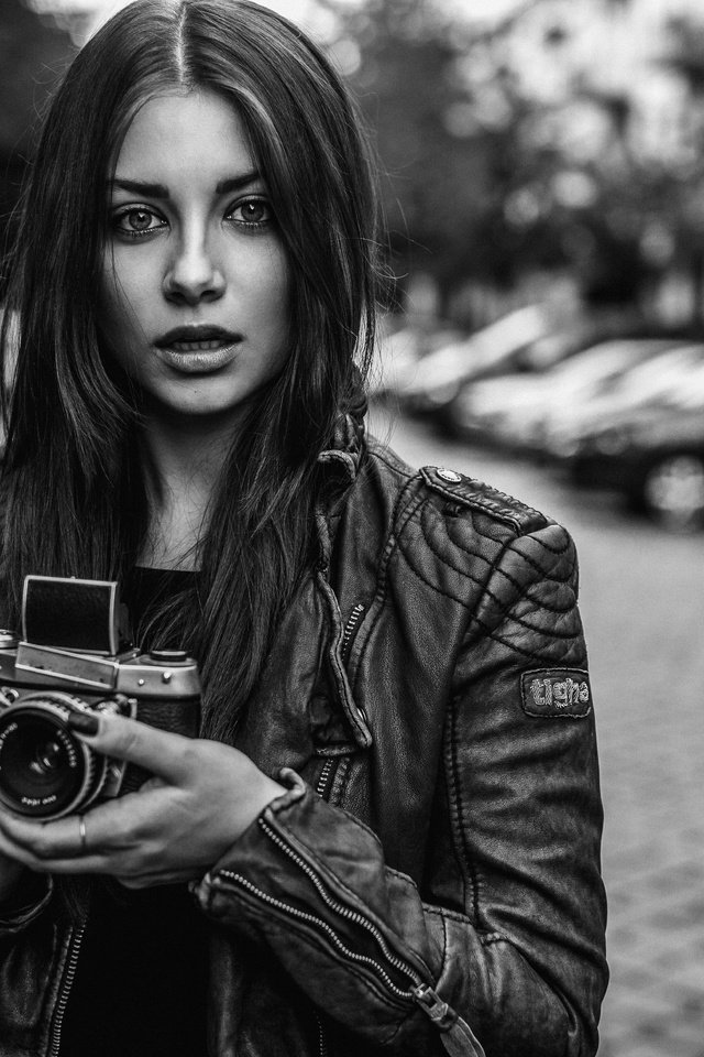 Обои девушка, чёрно-белое, улица, фотоаппарат, girl, black and white, street, the camera разрешение 7000x4667 Загрузить