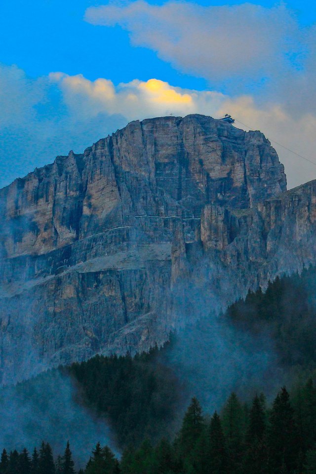 Обои небо, облака, деревья, скала, туман, гора, the sky, clouds, trees, rock, fog, mountain разрешение 2048x1365 Загрузить