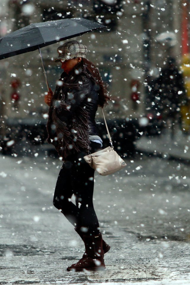 Обои девушка, город, улица, снегопад, girl, the city, street, snowfall разрешение 2560x1600 Загрузить