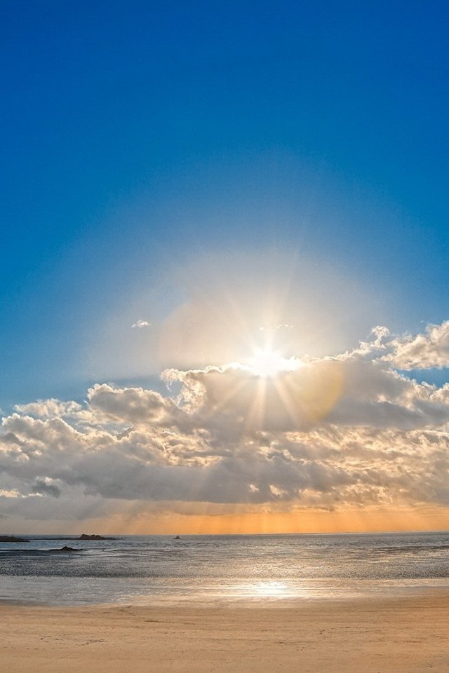 Обои небо, облака, солнце, песок, пляж, блики, the sky, clouds, the sun, sand, beach, glare разрешение 1920x1200 Загрузить