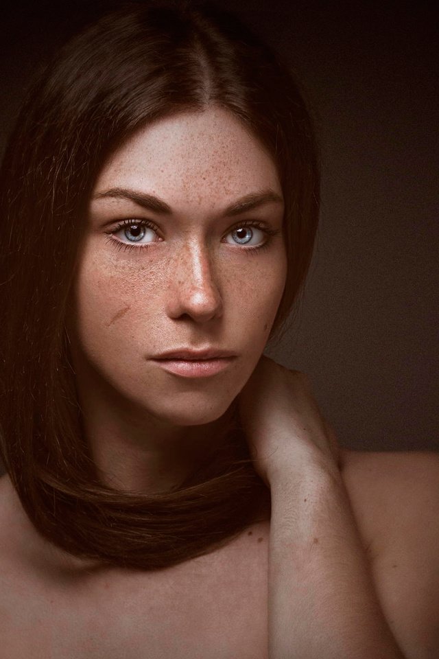 Обои девушка, фон, портрет, взгляд, веснушки, girl, background, portrait, look, freckles разрешение 2048x1320 Загрузить