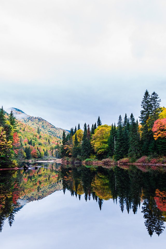 Обои озеро, горы, отражение, пейзаж, осень, канада, квебек, lake, mountains, reflection, landscape, autumn, canada, qc разрешение 2000x1335 Загрузить