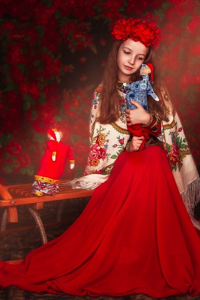 Обои сани, юбка, девочка, игрушки, венок, платок, этно, sleigh, skirt, girl, toys, wreath, shawl, ethno разрешение 1920x1294 Загрузить