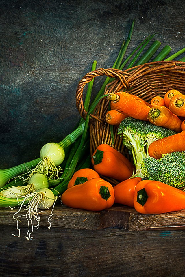 Обои лук, корзина, морковь, натюрморт, перец, spring onions, bow, basket, carrots, still life, pepper разрешение 2048x1365 Загрузить