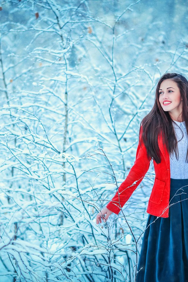 Обои снег, лес, девушка, поза, улыбка, взгляд, радость, лицо, snow, forest, girl, pose, smile, look, joy, face разрешение 1920x1280 Загрузить