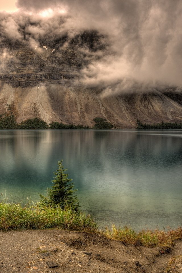 Обои озеро, горы, тучи, пейзаж, дождь, горы. озеро, lake, mountains, clouds, landscape, rain, mountains. lake разрешение 1920x1280 Загрузить