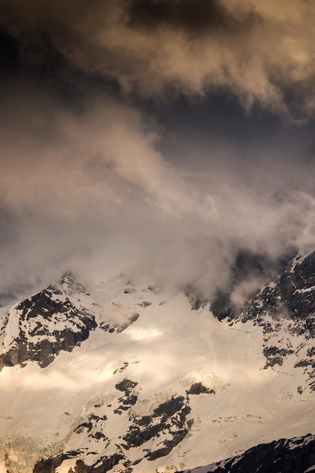 Обои небо, облака, горы, снег, природа, зима, снежные вершины, вершина, the sky, clouds, mountains, snow, nature, winter, snowy peaks, top разрешение 2048x1365 Загрузить